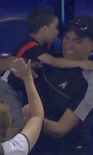 Marlins fan makes amazing backhand catch while holding a child
